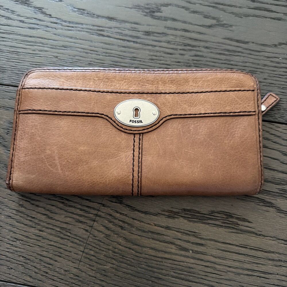 Fossil Marlow Brown Leather Clutch Wallet Keyhole Design Hardware